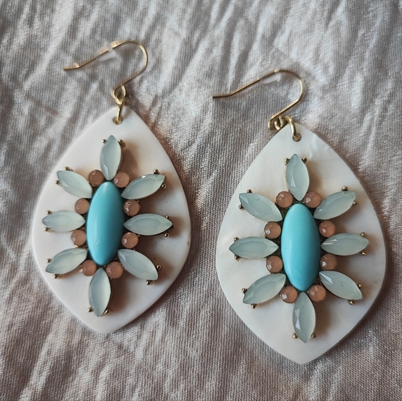 Carolee New York Mother of Pearl Faux Turquoise Seafoam Stones Pierced Earrings - Picture 4 of 13